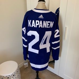 Sports memorabilia - Autographed Leafs Jersey